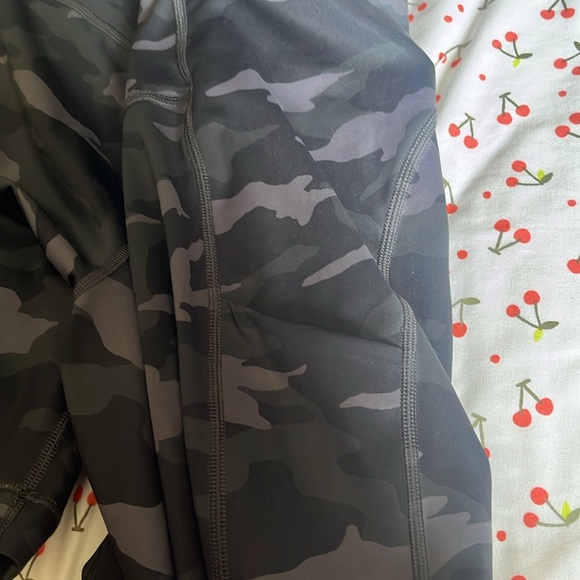 Athleta ultimate stash pocket 7” short - Picture 3 of 5